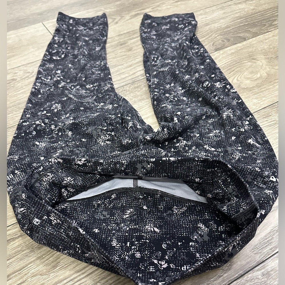 Lululemon Athletica Black and White Leggings for Ultimate Comfort - Picture 8 of 10